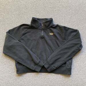 Nike Women's Size Medium Black Cropped Long Sleeve Swoosh Logo Sweater